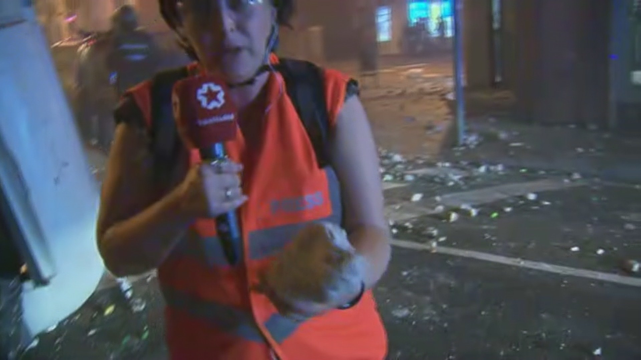 Lluvia de piedras en Barcelona contra la policía y los periodistas