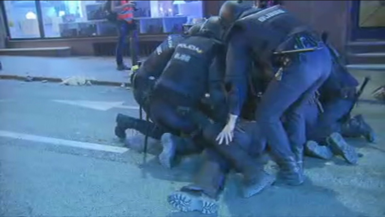 Maniobras de reanimación a un policía herido tras recibir una pedrada de radicales catalanes