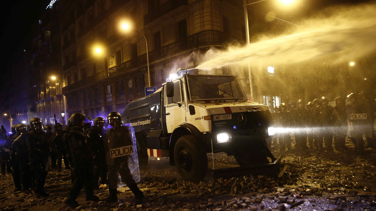 Los Mossos estrenan su cañón de agua para apagar hogueras en Barcelona