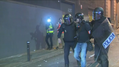 Un periodista de El País es detenido en Barcelona ante las cámaras de Telemadrid