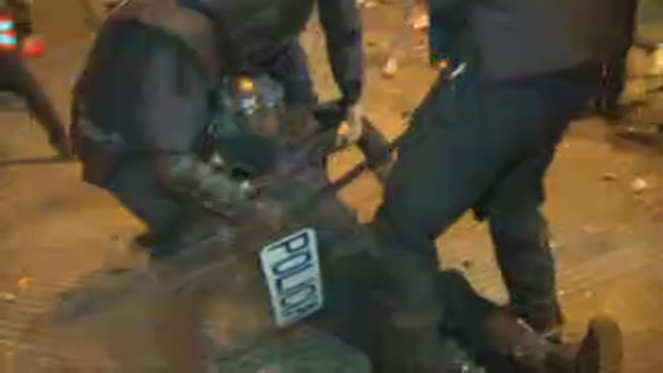 Un policía queda inconsciente en Barcelona al ser golpeado en la cabeza con una piedra