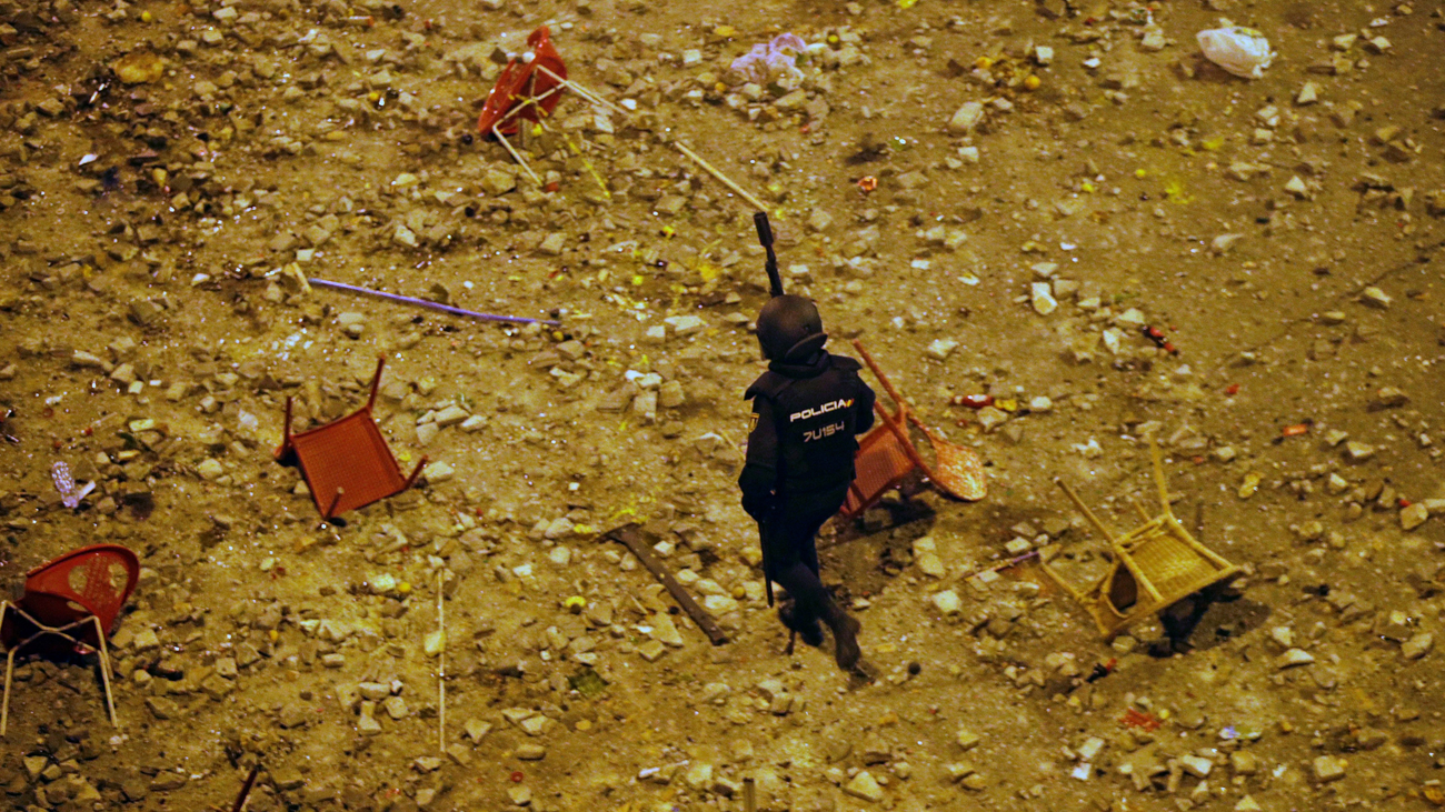 Un reflejo de los restos de la batalla en Barcelona