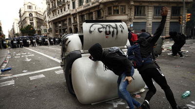 Nueva tarde de violencia en Barcelona, con varias barricadas y hogueras