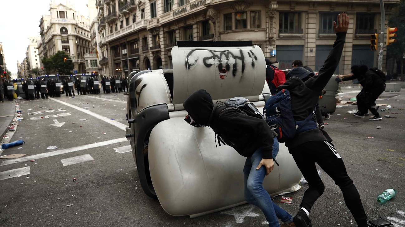 Nueva tarde de violencia en Barcelona, con varias barricadas y hogueras
