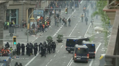 Primeras cargas policiales en Barcelona durante la gran manifestación de este viernes