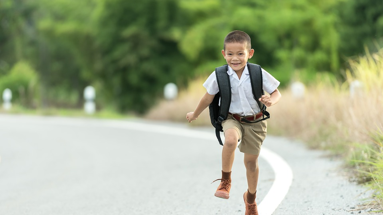 Ir al colegio andando ayuda a prevenir la obesidad