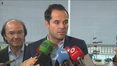 Aguado traslada "esperanza" a las mujeres con cáncer de mama