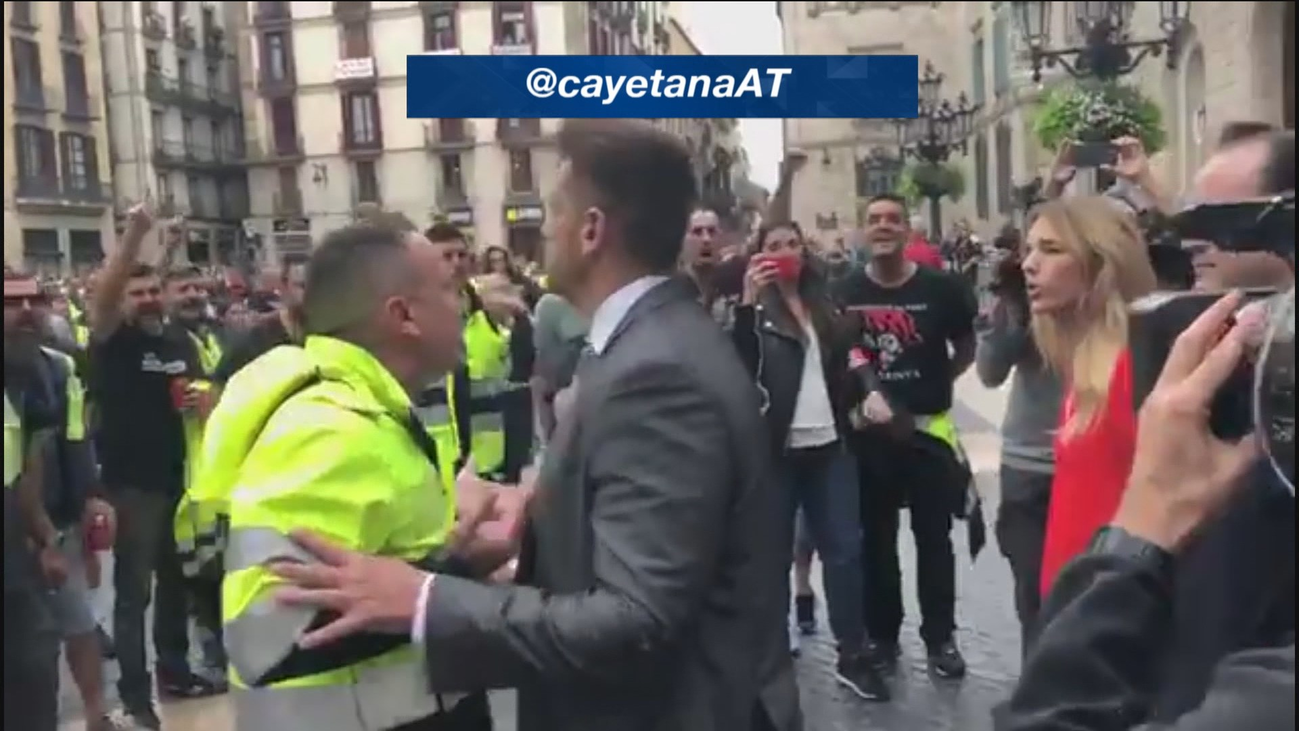 Un grupo de estibadores insultan a Alvarez de Toledo, que se encara con ellos