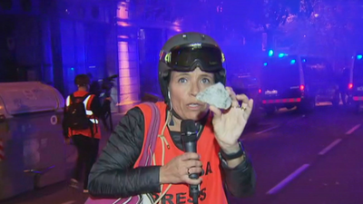 Grupos violentos lanzan todo tipo de objetos contra los Mossos en Barcelona