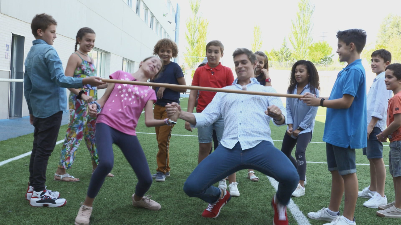 Carlos Baute juega al "limbo" en su vuelta al cole