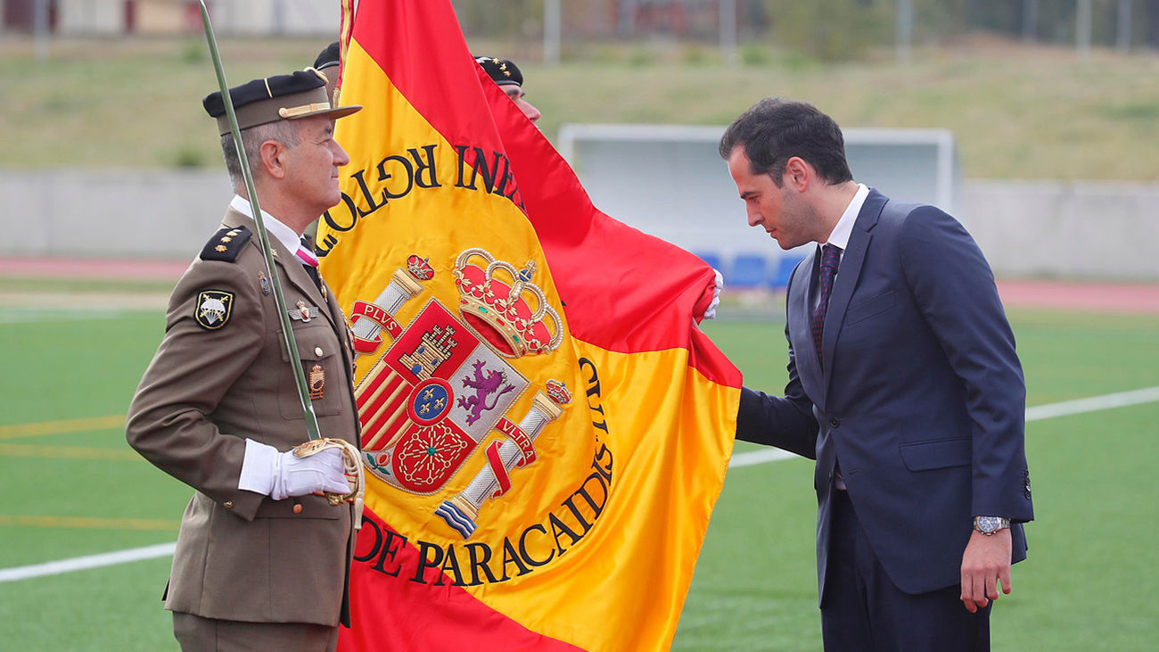 Ignacio Aguado jura en Paracuellos la bandera "que une en libertad y en democracia"