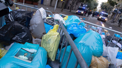 Arrojan bolsas de basura en Barcelona ante Delegación del Gobierno