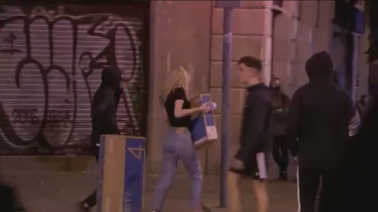 Radicales saquean comercios y tiendas en medio de los disturbios de Barcelona