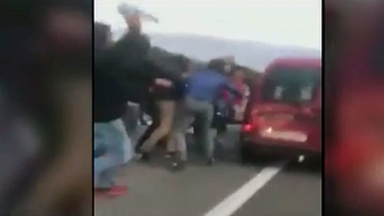 Un conductor arrolla a unos manifestantes que cortaban una carretera en Cataluña