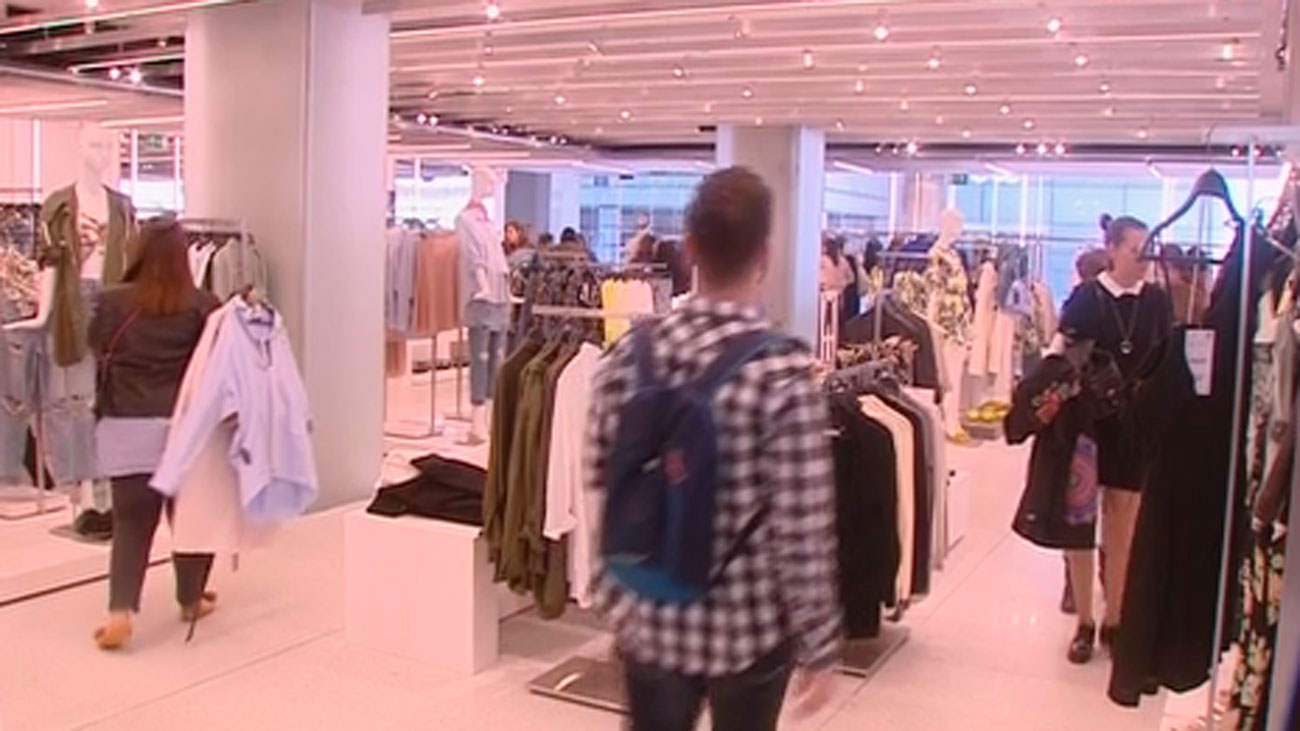 Prohíben a una joven entrar en Zara por haber desarrollado un sofisticado  método para devolver la ropa usada