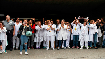 Sánchez es abucheado en Barcelona al visitar a un policía herido