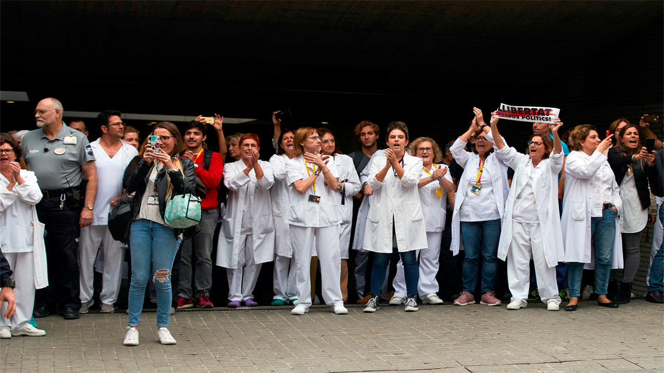 Sánchez es abucheado en Barcelona al visitar a un policía herido