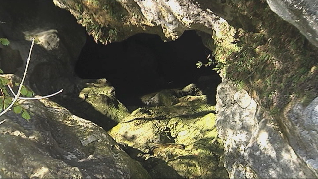 El agua dificulta el rescate de los espeleólogos atrapados en una cueva en Cantabria