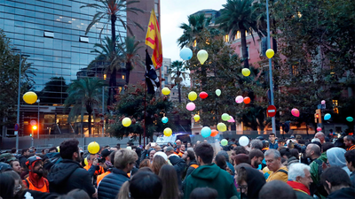 Lanzan globos de pintura a la Conselleria de Interior en Barcelona