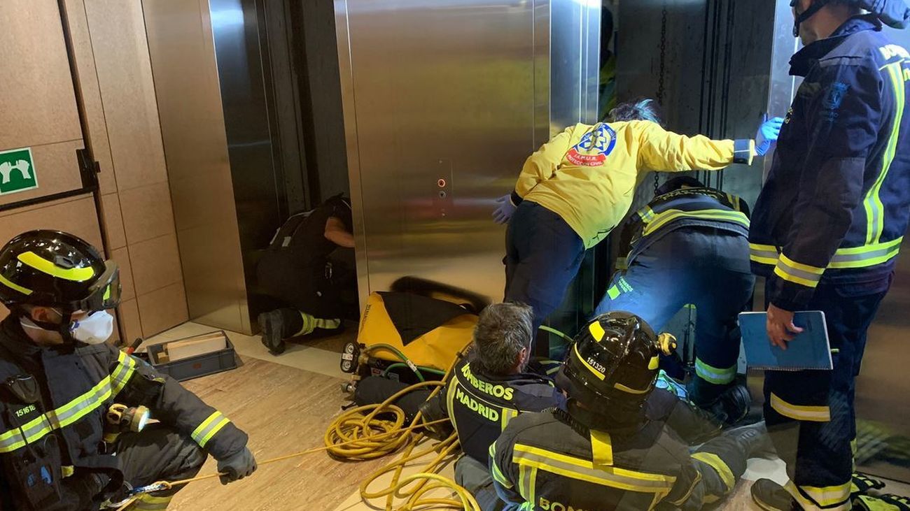 Bomberos rescatan a un hombre que cayó en el hueco de un ascensor