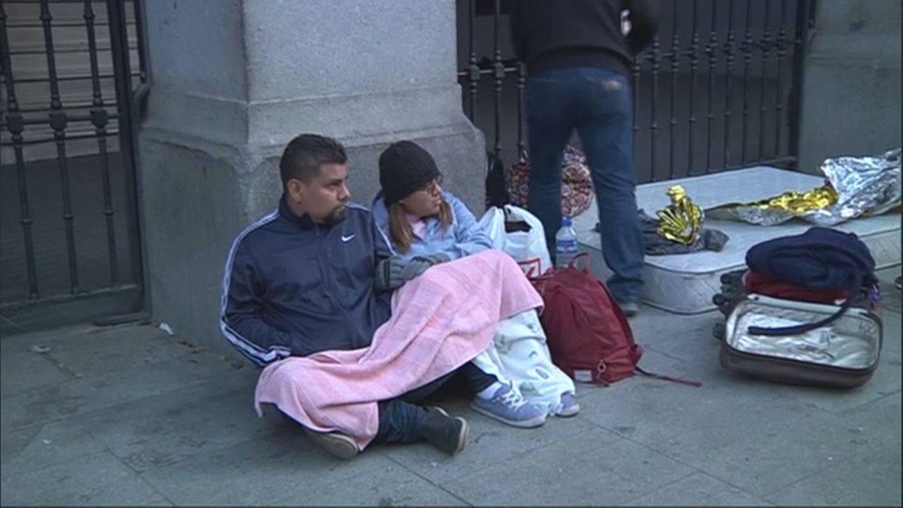 Migrantes  en la calle frente a la sede del Samur Social
