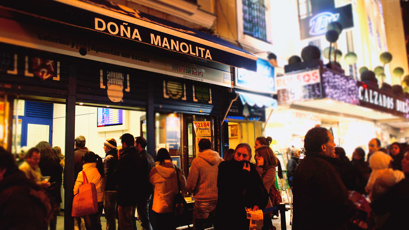 Ya hay colas en Doña Manolita para conseguir el décimo de la suerte