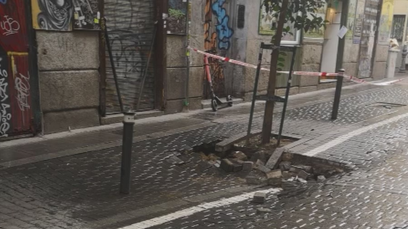 Un peligroso socavón tiene en alerta a los vecinos de Malasaña