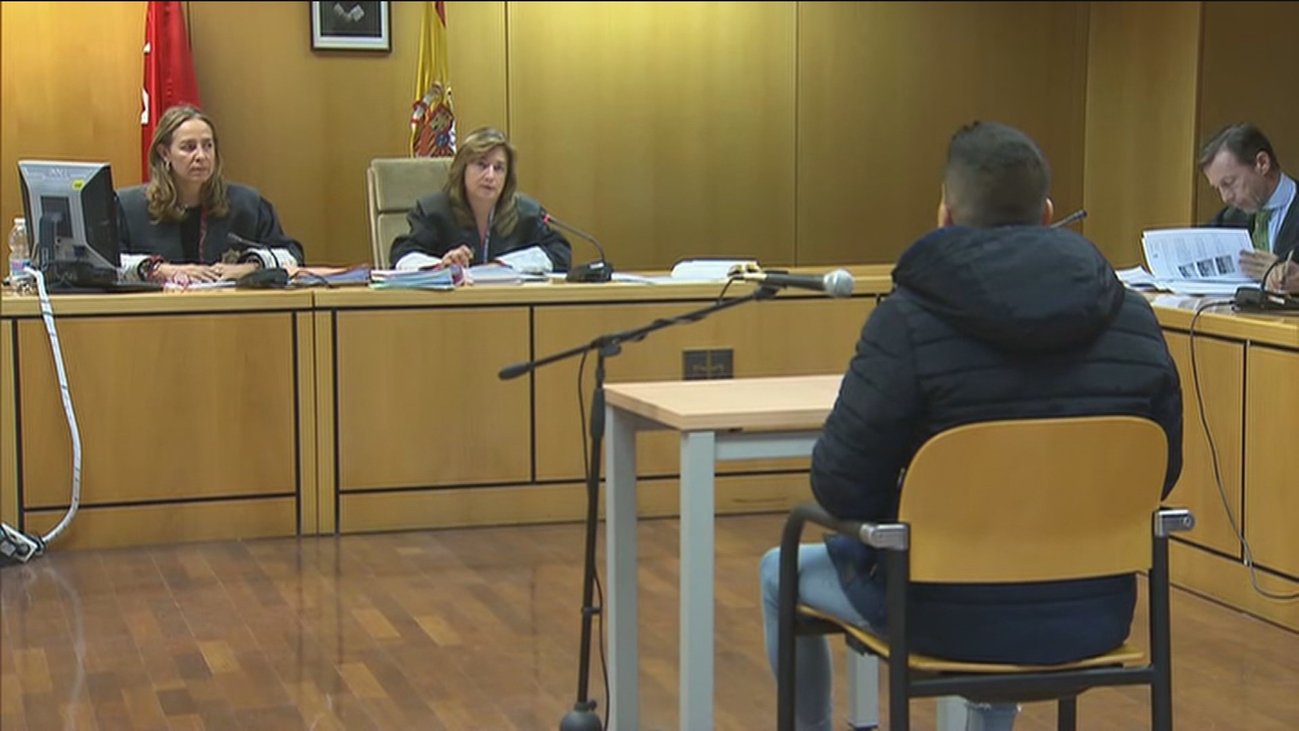 El acusado de tirar a un hombre a las vías del metro dice que había consumido alcohol y drogas