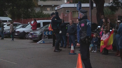 Vítores a los antidisturbios al regresar a casa desde Barcelona