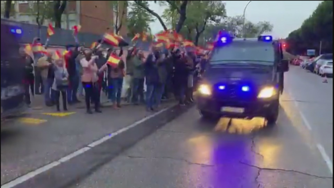 Caluroso recibimiento en Moratalaz a los policías desplazados a Cataluña al volver a casa