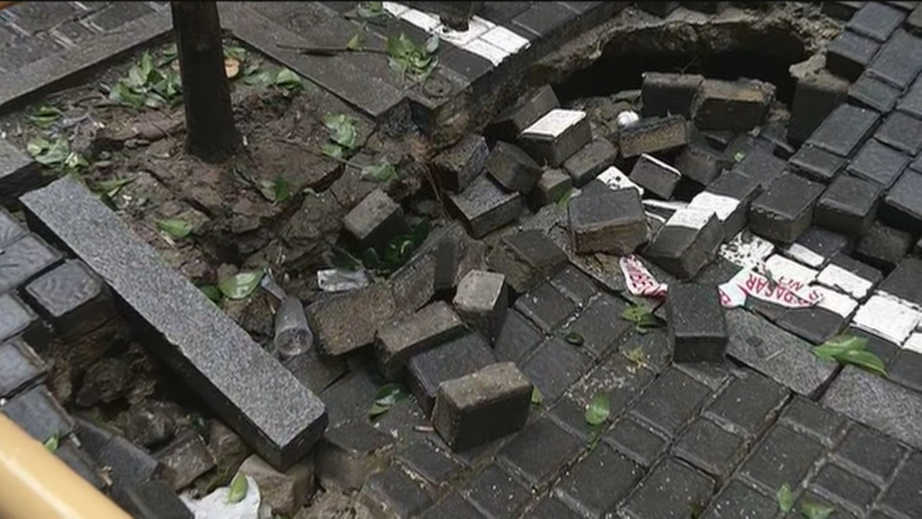El socavón de la calle San Vicente Ferrer, a la espera de saber por qué se ha producido