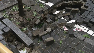 El socavón de la calle San Vicente Ferrer, a la espera de saber por qué se ha producido