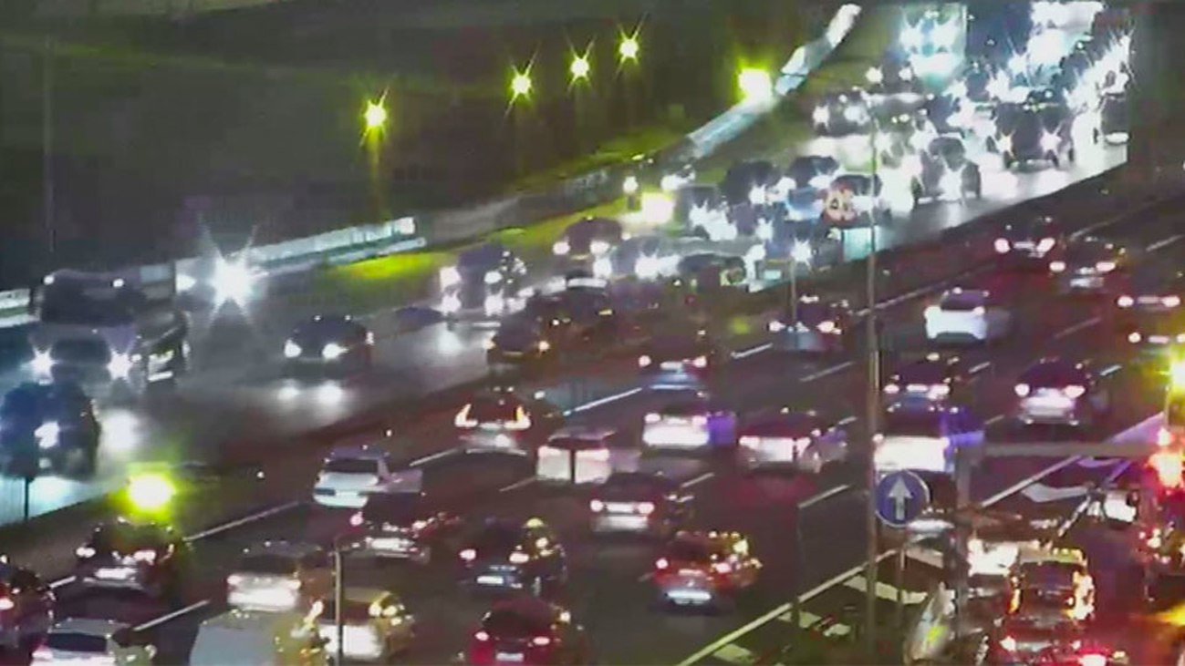 La lluvia y varios accidentes provocan numerosos atascos en Madrid