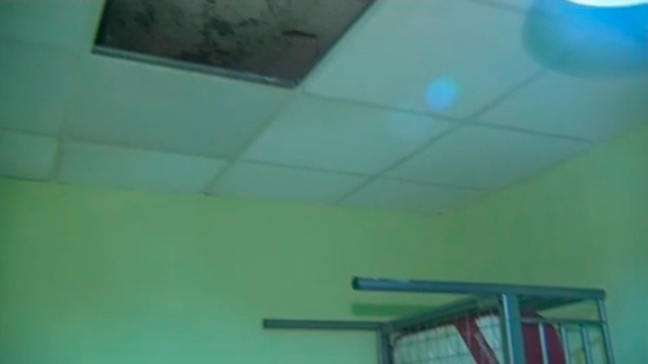 Una inquilina de Alcobendas vive con la casa inundada porque su casero se niega a arreglar las goteras