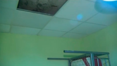 Una inquilina de Alcobendas vive con la casa inundada porque su casero se niega a arreglar las goteras