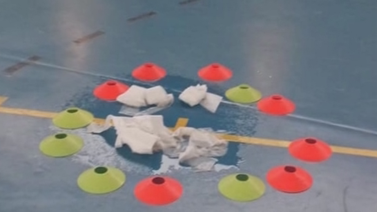 Entrenando entre goteras en el polideportivo de Valdemorillo