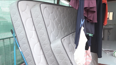 Así viven, por 300 euros, en un 'piso patera' de Usera