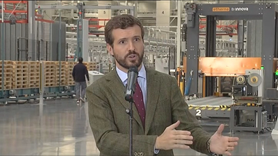 Casado pide a Sánchez que aperciba ya a Torra para que cumpla la ley