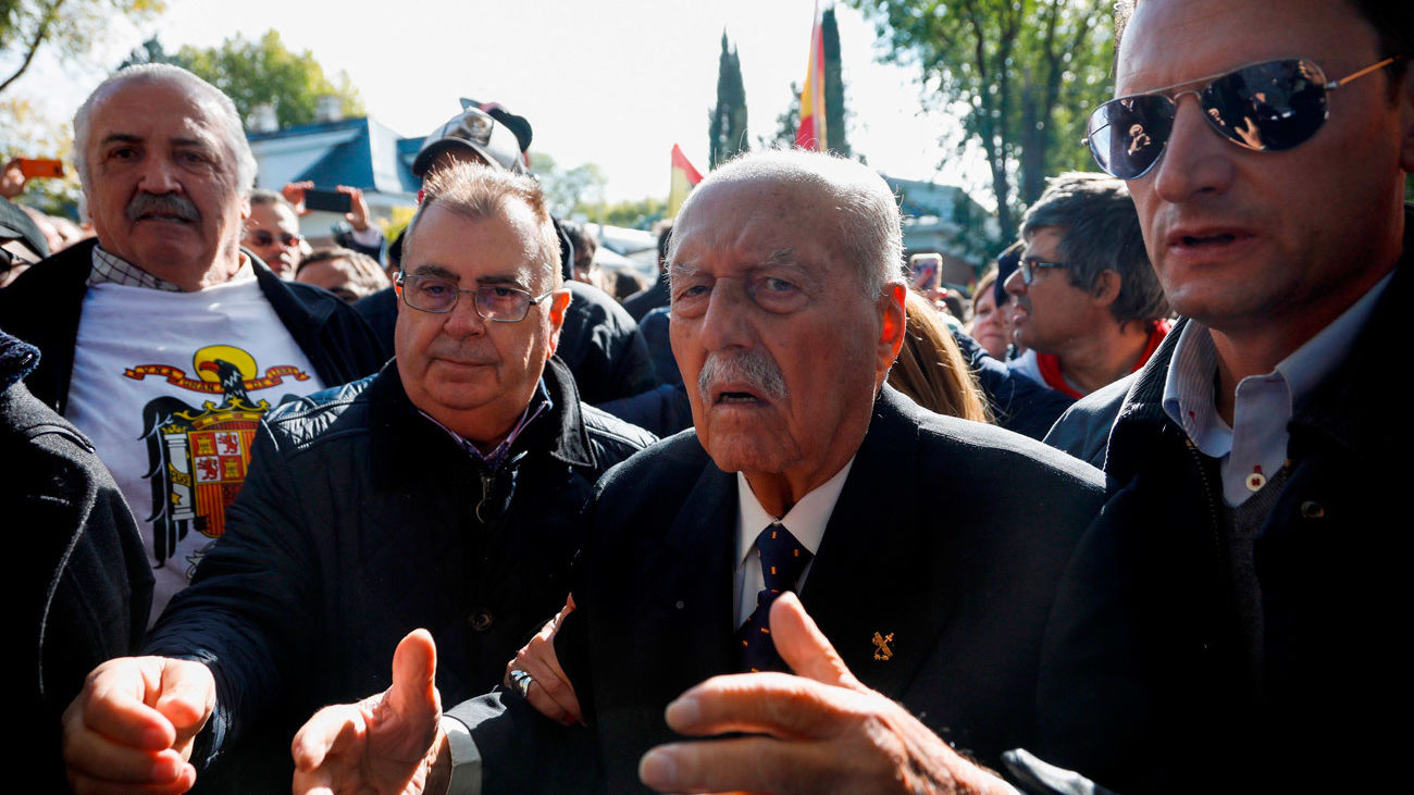 El ex teniente coronel, Antonio Tejero, se sumaba a las concentraciones en El Pardo-Mingorrubio, el día de la reinhumación de los restos de Francisco Franco.