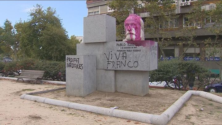 Pintadas de 'profanadores' y 'viva Franco' en el busto del fundador del PSOE