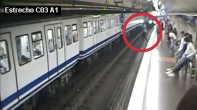 Metro de Madrid alerta sobre el uso del móvil con un vídeo sobre la caída a las vías de una usuaria