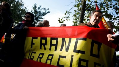 Simpatizantes de Franco acuden con pancartas y coronas de flores al Valle de los Caídos y Mingorrubio