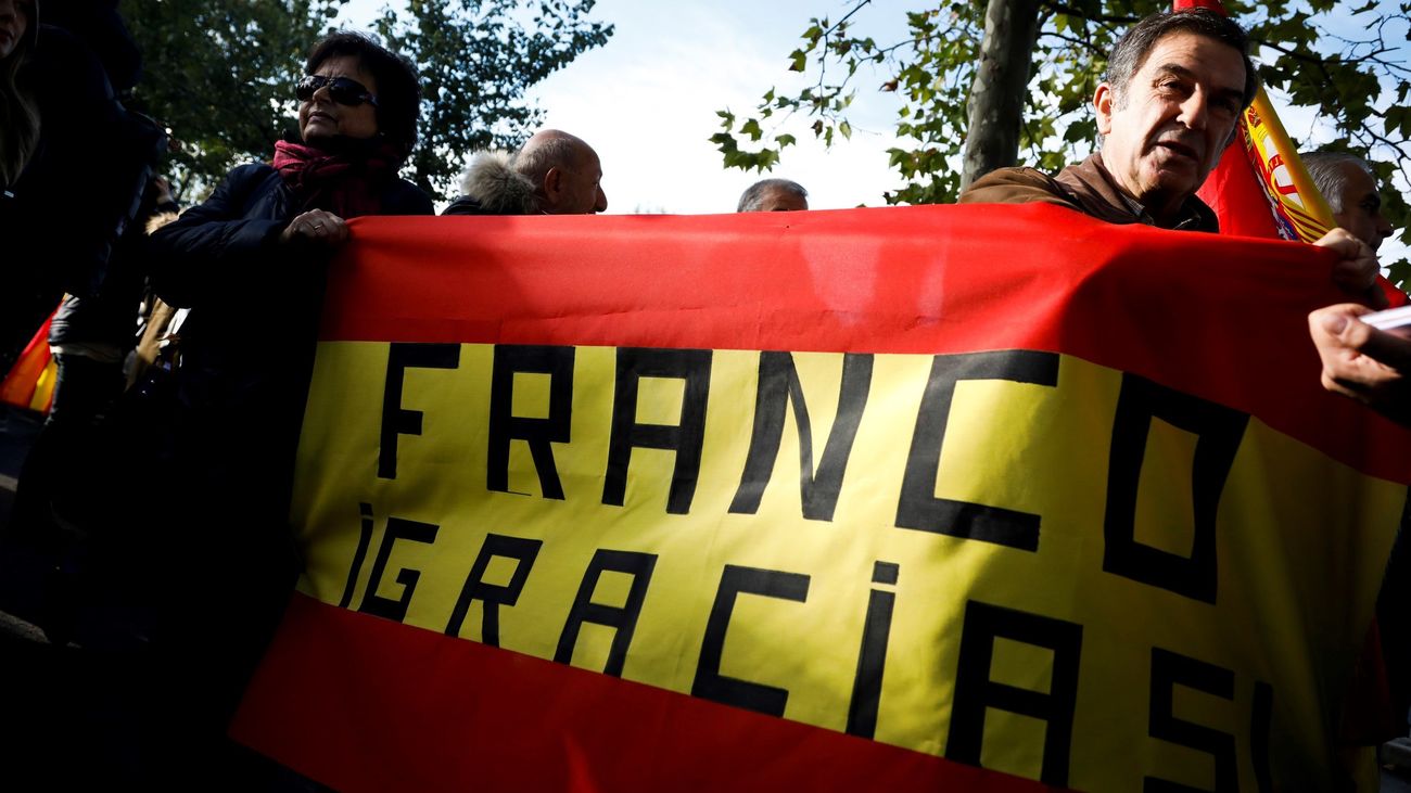 Una bandera de España con el lema 'Gracias Franco' en el Valle de los Caídos