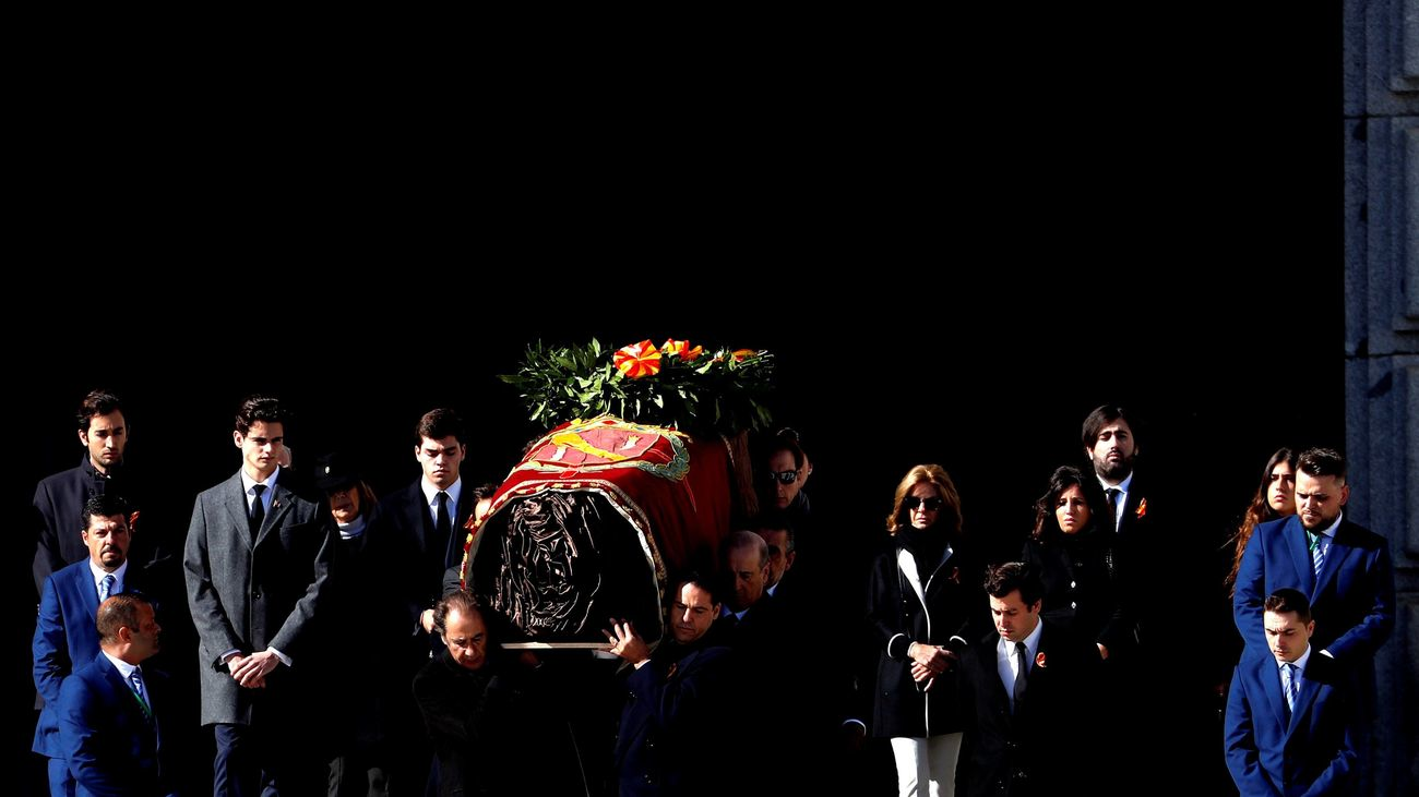 Así ha salido el féretro de Franco del Valle de los Caídos