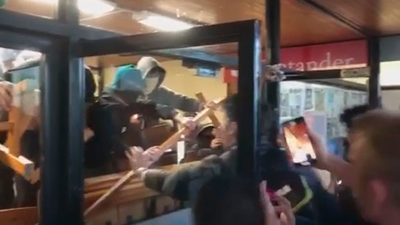 Choques entre estudiantes en Barcelona por el bloqueo y las barricadas de los independentistas