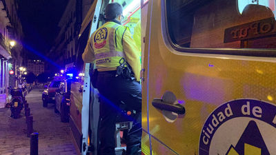 Dos detenidos en pleno centro de Madrid tras apuñalar a un joven que se negó a darles tabaco