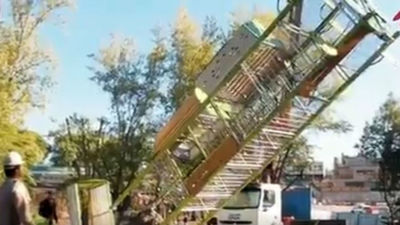 Así se levanta la torre más alta del nuevo juego del Parque El Vivero de Colmenar
