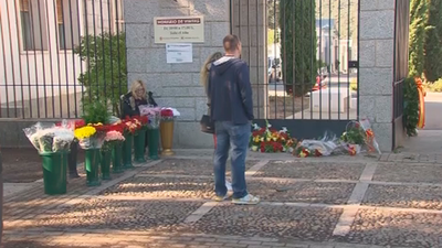 Flores en la tumba de Franco en su primer día en Mingorrubio