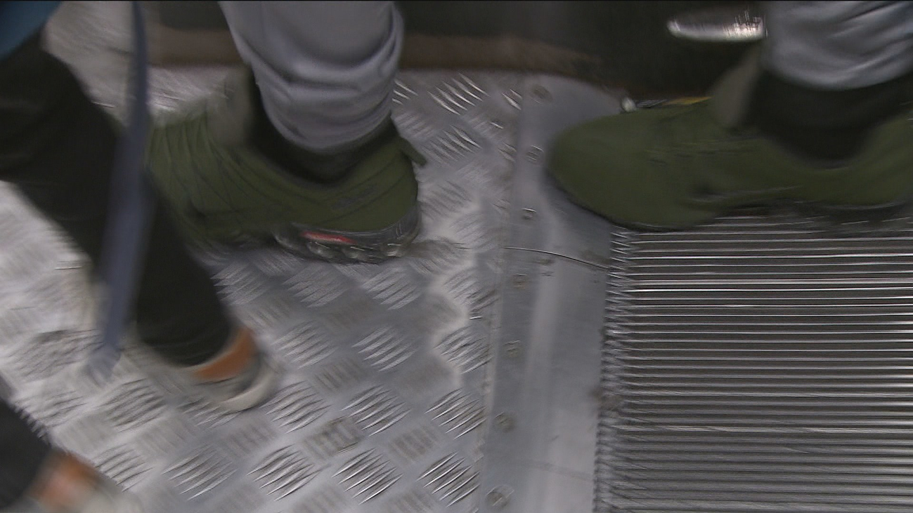 Metro de Madrid pide 'vigilar' los cordones de las zapatillas cuando se usen las escaleras mecánicas