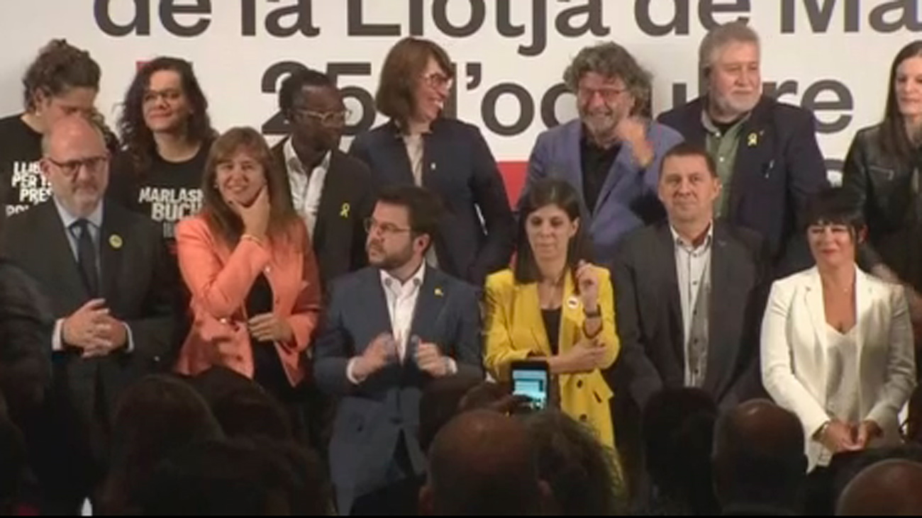 Partidos independentistas firman para negociar la autodeterminación y los Mossos acusan de deslealtad a Torra